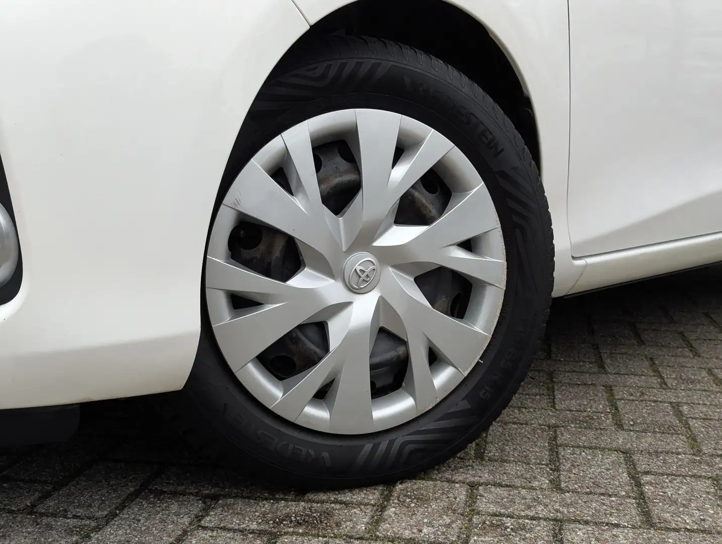 Toyota Yaris 1.5 Hybrid Now | Cruise Control | Climate control Wit - 2