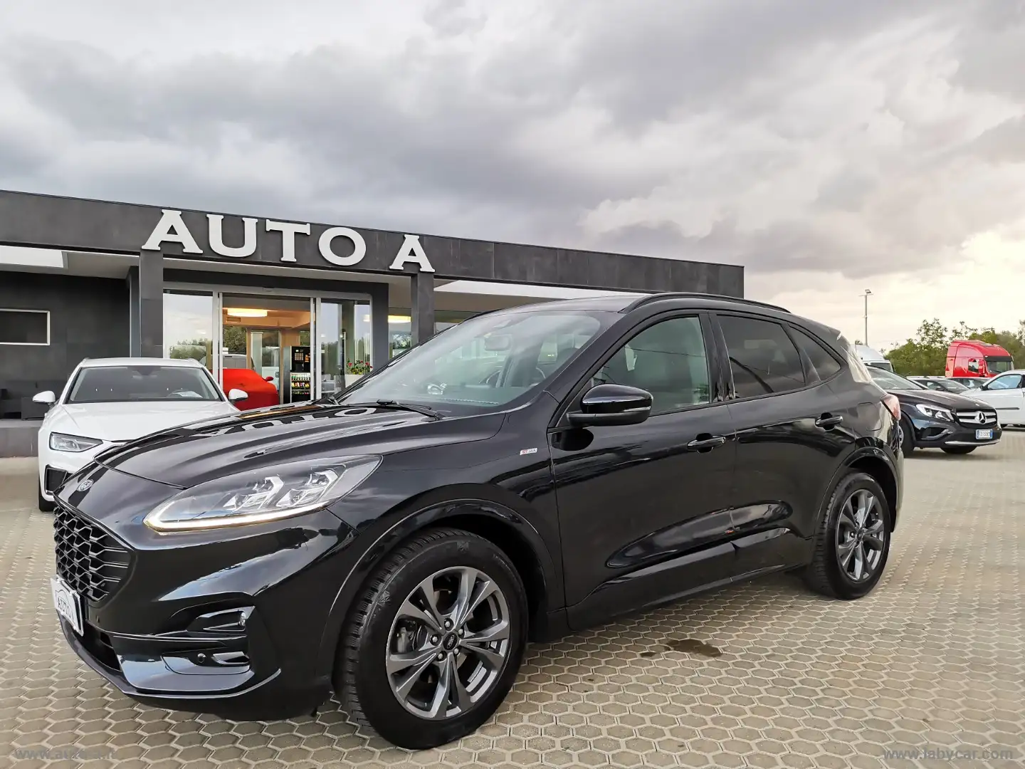 Ford Kuga 1.5 EcoBl. 120CV aut. 2WD ST-Line X Zwart - 1