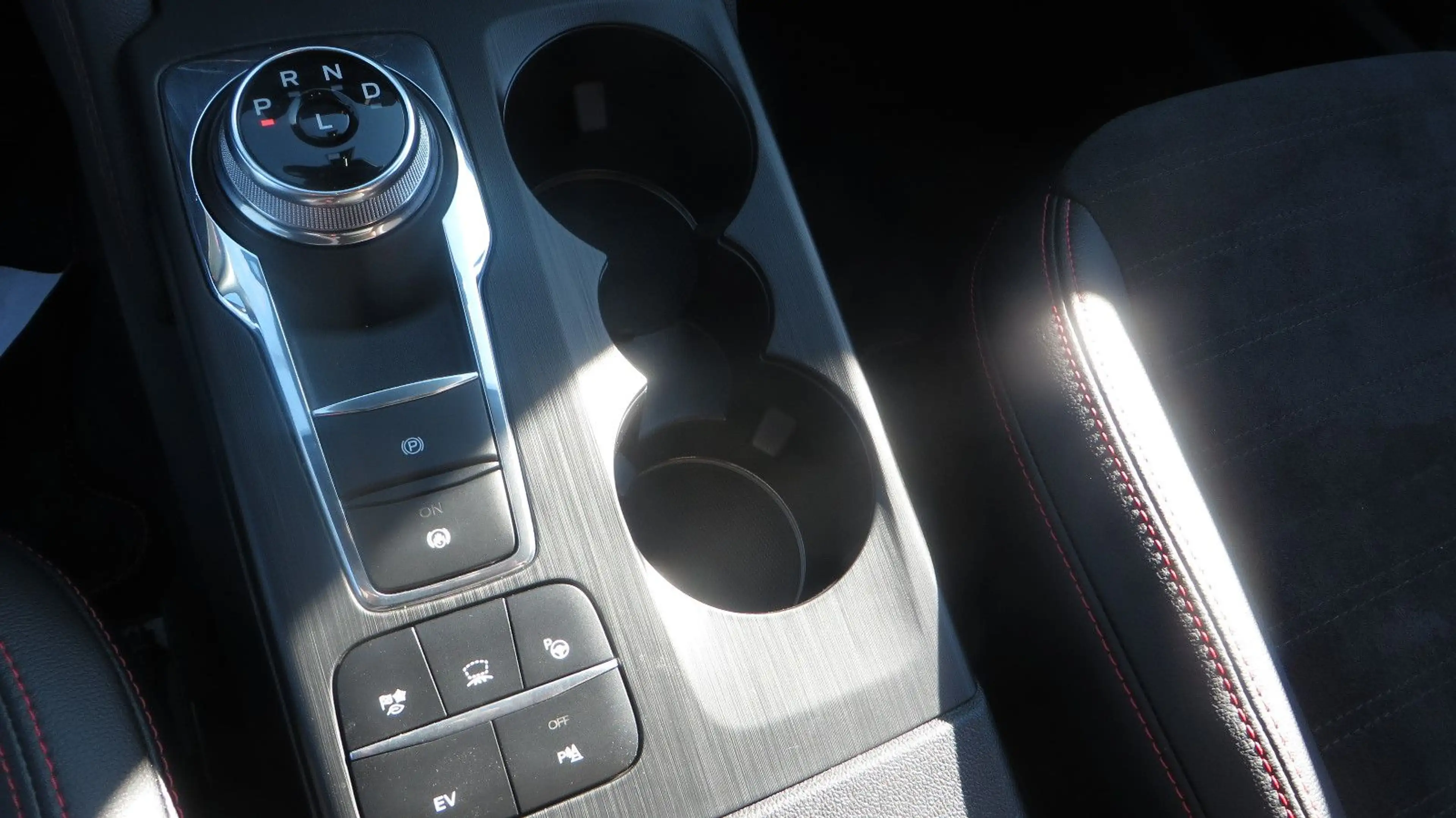 Ford Kuga Plug-In Hybrid ST-Line X, Sitzheizung — photo 9