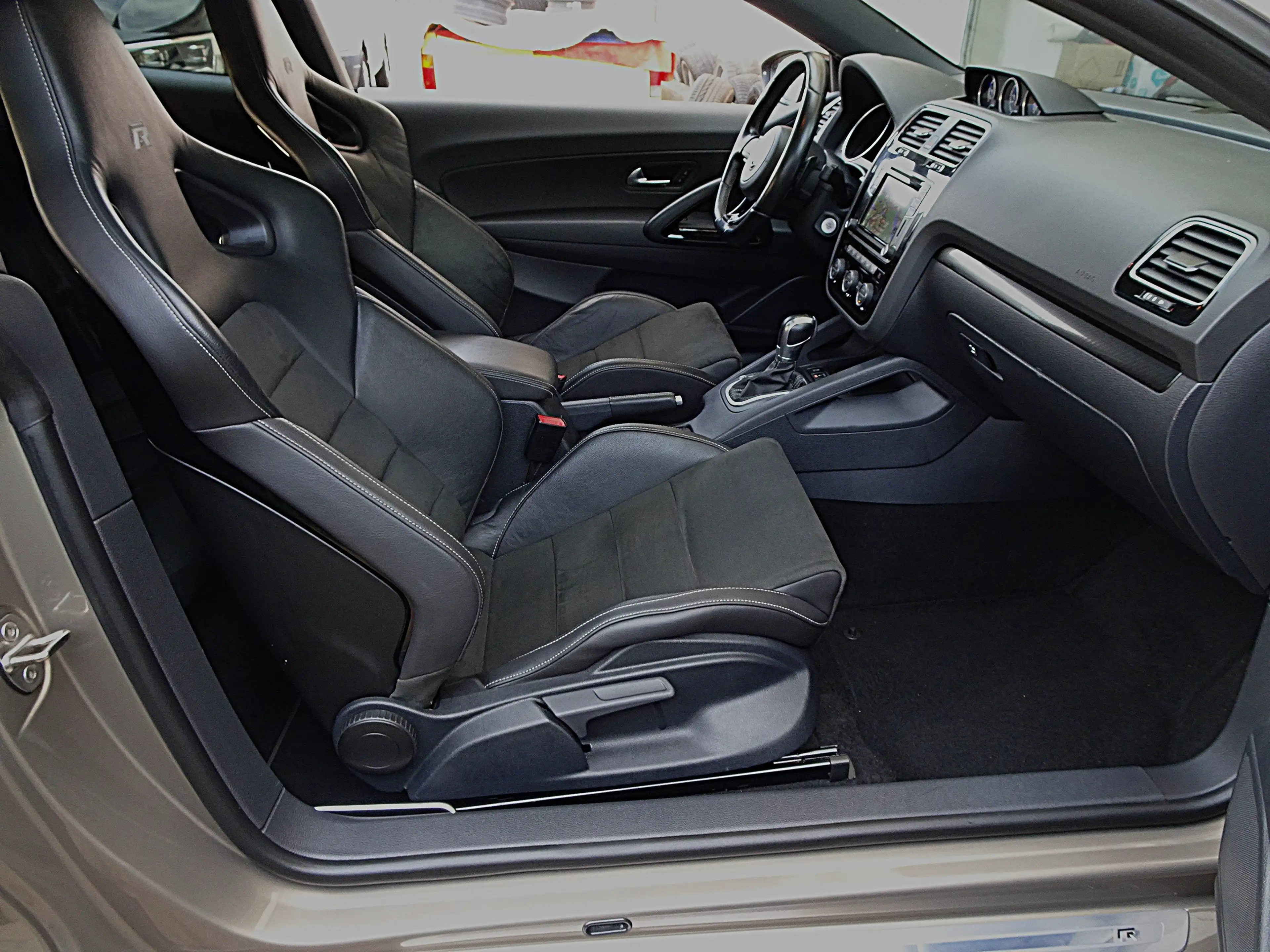 Volkswagen Scirocco R — photo 14