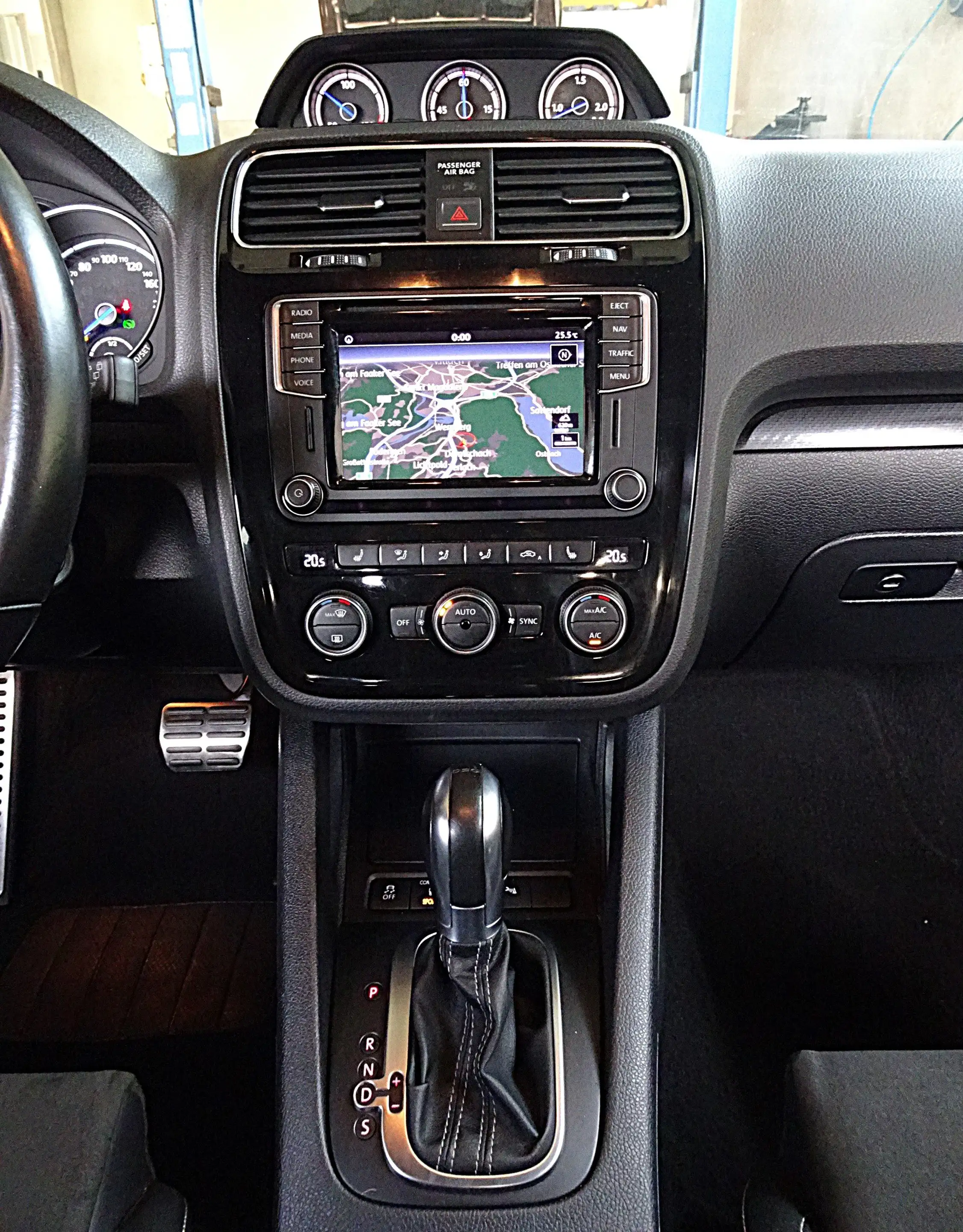 Volkswagen Scirocco R — photo 12