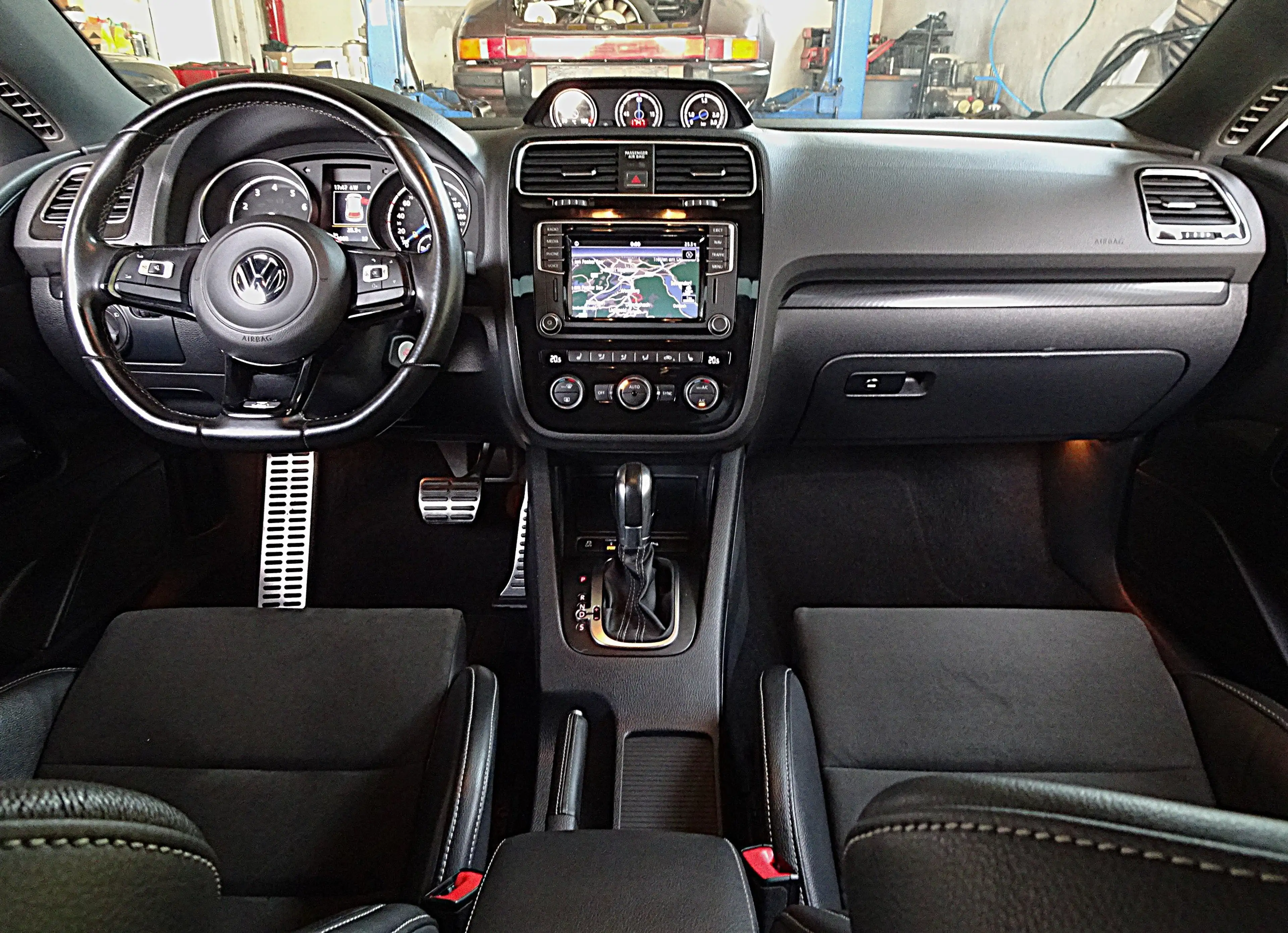 Volkswagen Scirocco R — photo 11
