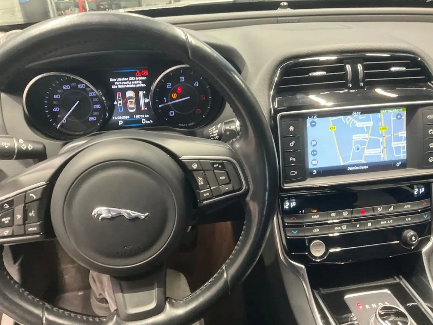 Jaguar XE XE+20d+AWD+Aut.+Prestige Grau - 1