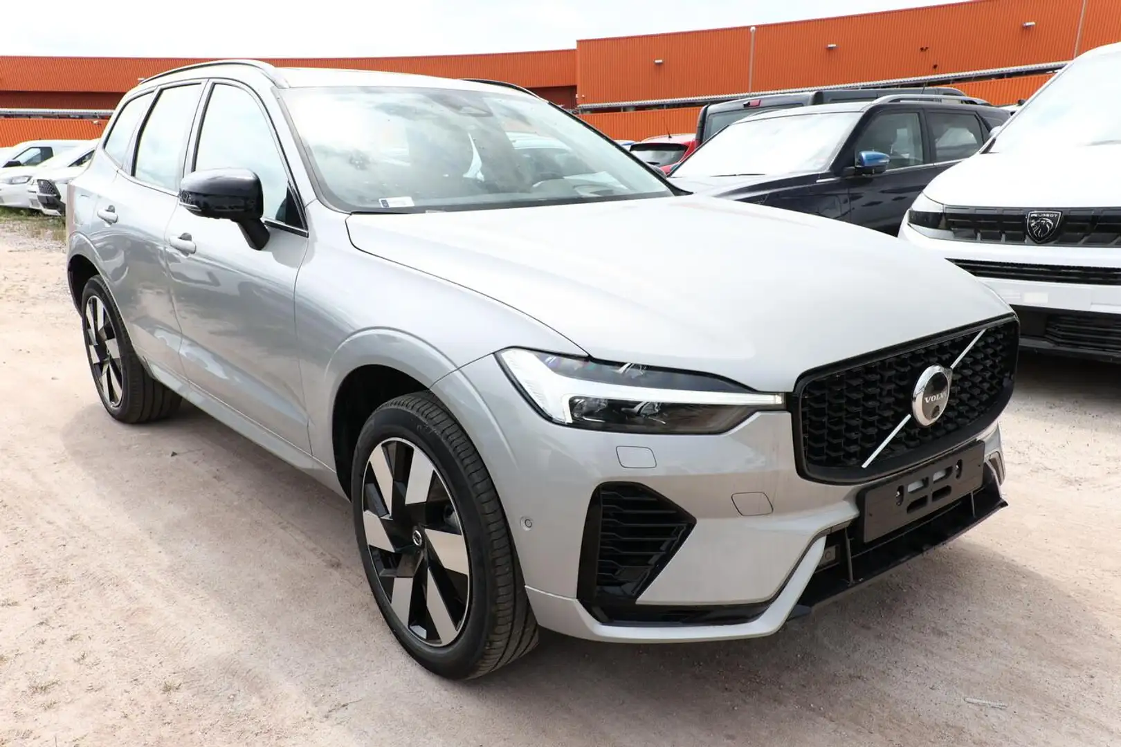 Volvo XC60 Ultra Dark T6 AWD 360Kam HUD Pano ACC H/K 257 k... Silber - 2