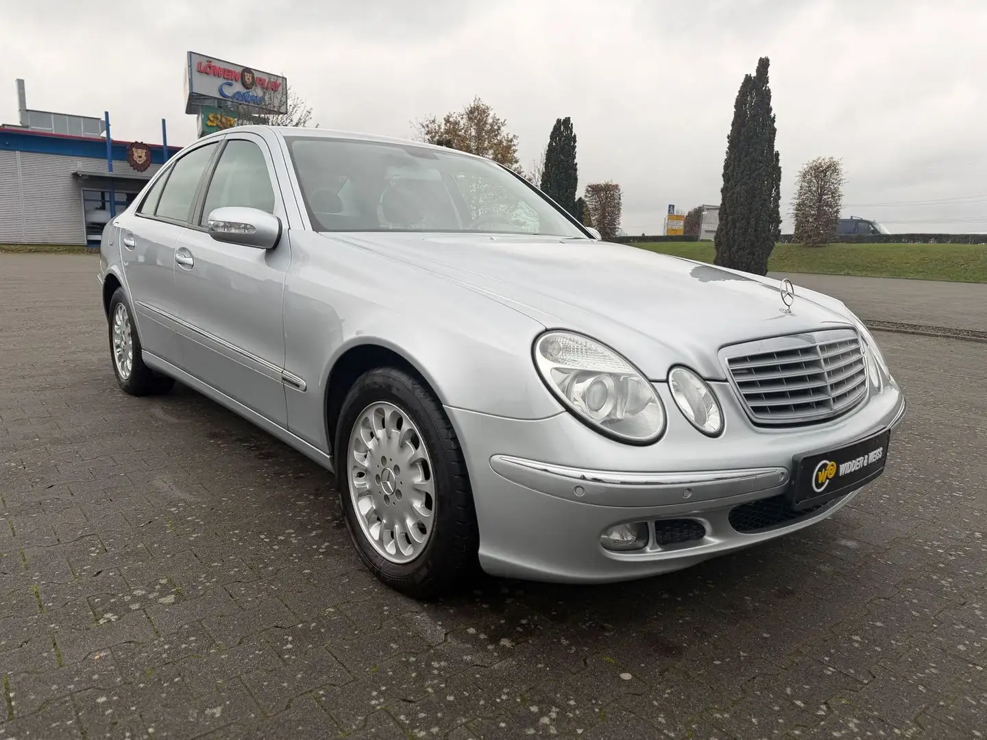 Mercedes-Benz E 200 Elegance 1.HAND/AUTOMATIK/NAVI/AHK/S-HEFT Silber - 2