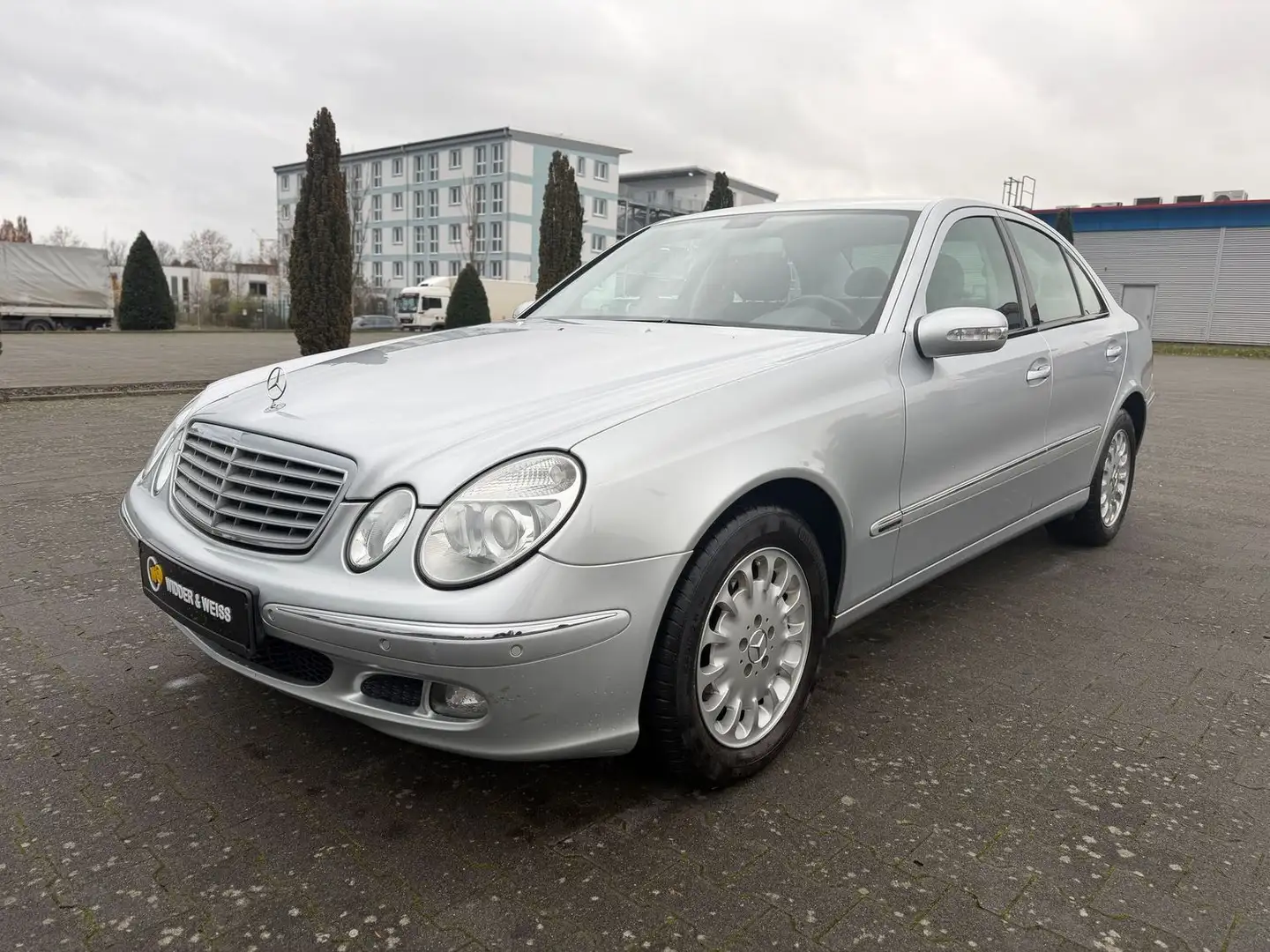Mercedes-Benz E 200 Elegance 1.HAND/AUTOMATIK/NAVI/AHK/S-HEFT Silber - 1