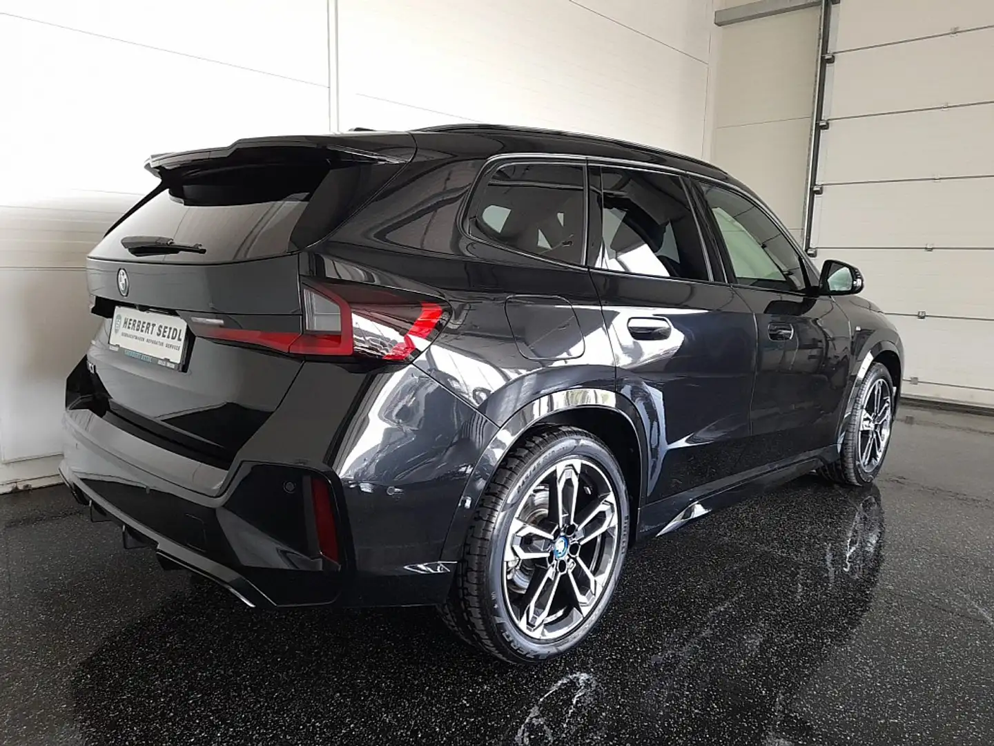 BMW iX1 30 M-Sport 4x4 Aut. *ADAPTIVE LED / NAVI / WIDE... Schwarz - 2