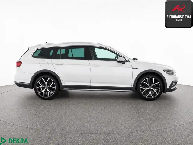 Volkswagen Passat Alltrack view 6