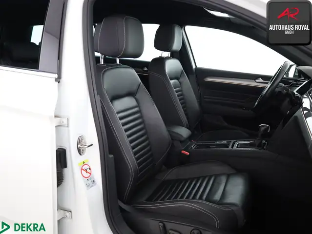 Volkswagen Passat Alltrack view 11