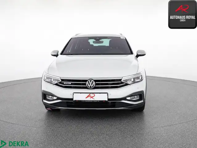 Volkswagen Passat Alltrack view 8