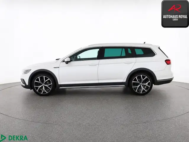 Volkswagen Passat Alltrack view 2