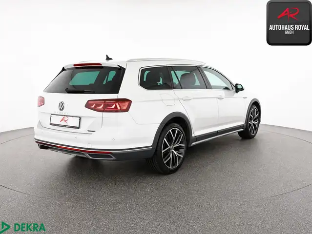 Volkswagen Passat Alltrack view 5