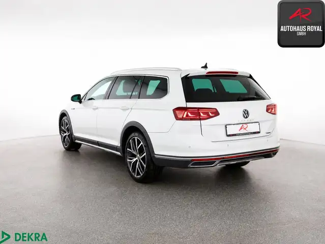 Volkswagen Passat Alltrack view 3