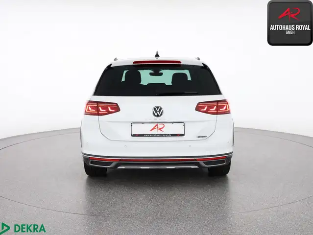 Volkswagen Passat Alltrack view 4