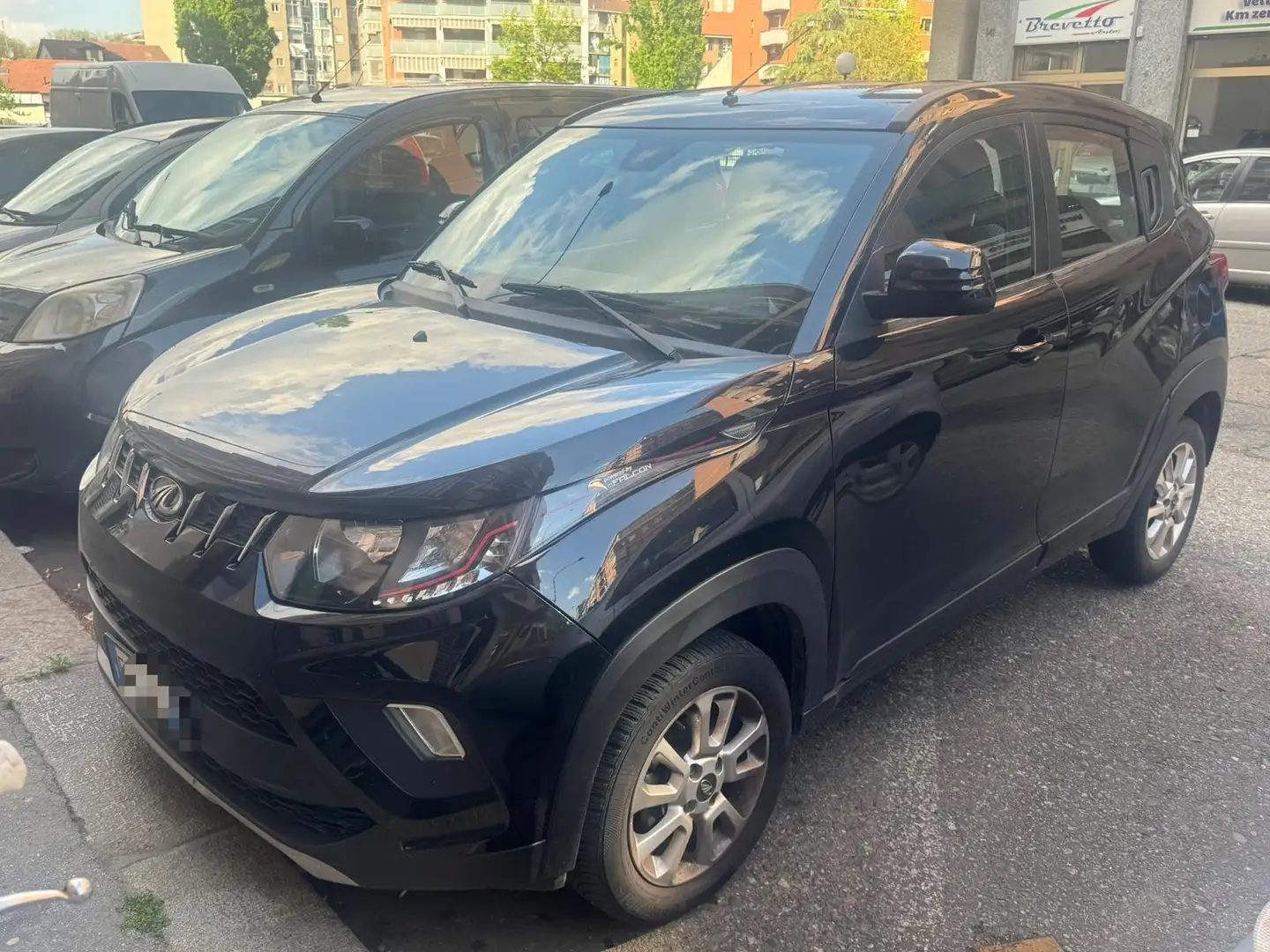 Mahindra KUV100 1.2 K6  m-bifuel/Gpl originale casa madre/sensori parcheggio/bluetooth/cerchi lega/comandi al volante Schwarz - 2