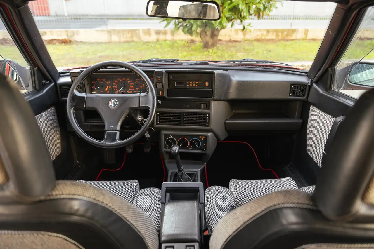 Alfa Romeo 75 Turbo EVOLUZIONE, foto 8