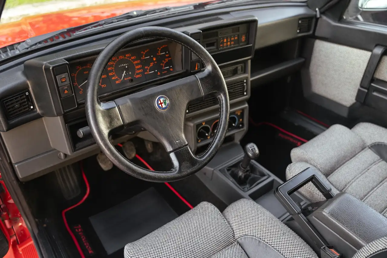 Alfa Romeo 75 Turbo EVOLUZIONE, foto 9