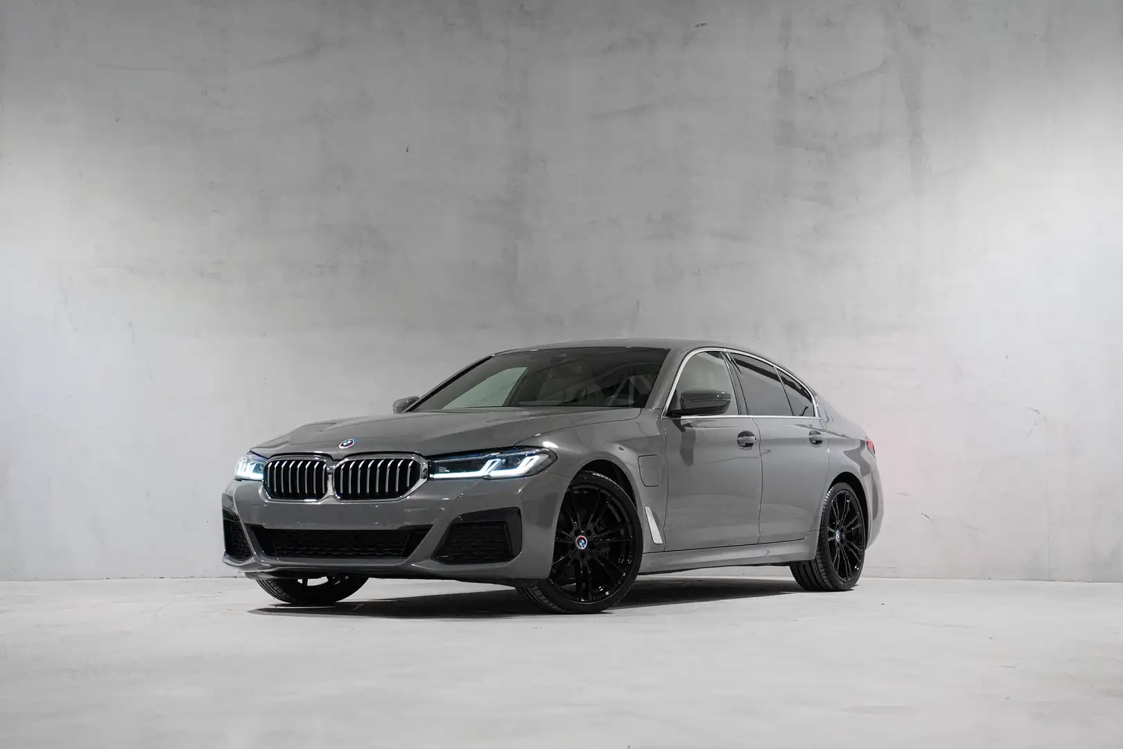 BMW 545 e✖ PACK M | APPLE CARPLAY | LED | CUIR | TVA ✔ Gris - 1