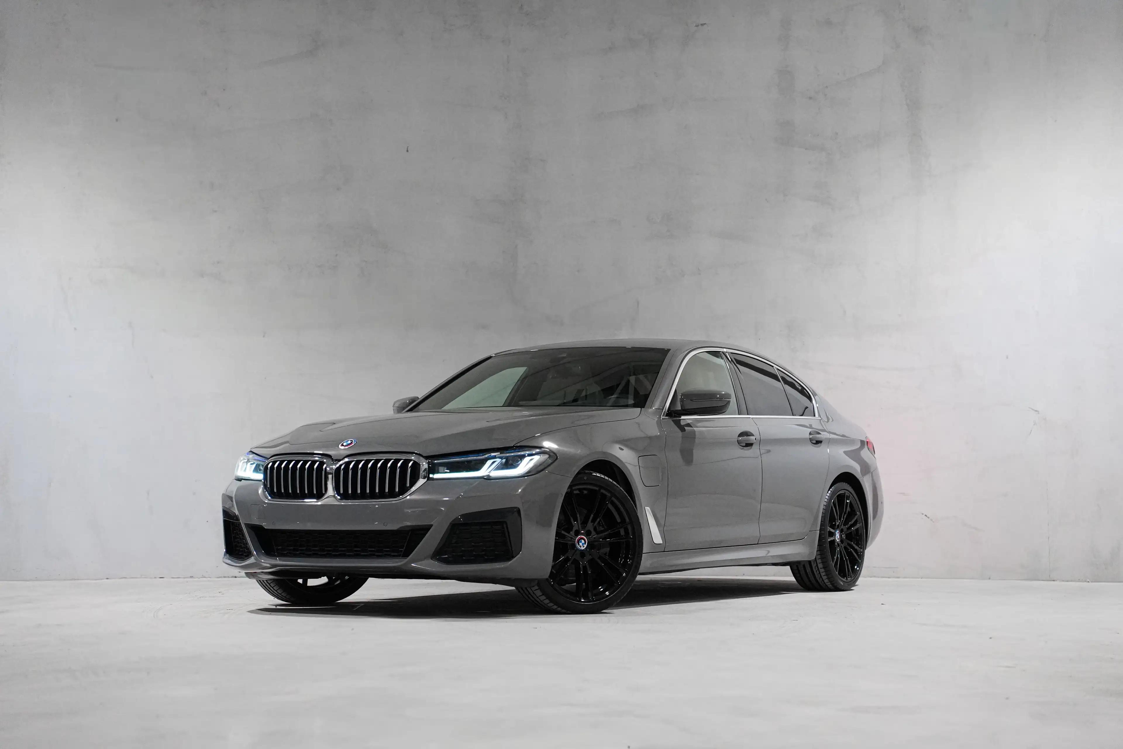 BMW 545 e✖ PACK M | APPLE CARPLAY | LED | CUIR | TVA ✔