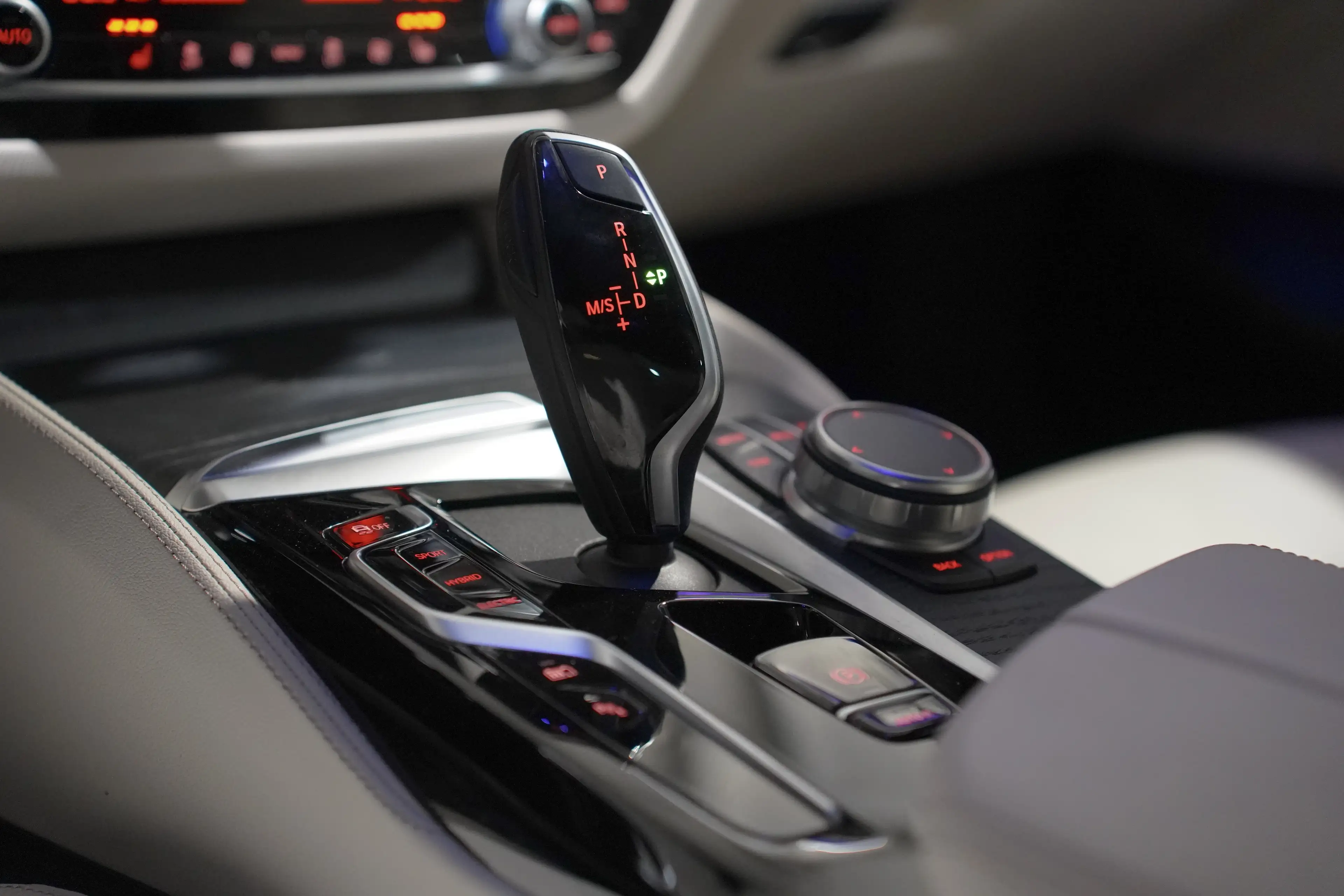 BMW 545 e✖ PACK M | APPLE CARPLAY | LED | CUIR | TVA ✔ — photo 3