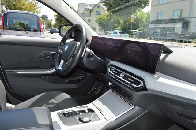 BMW 3 Series view 10