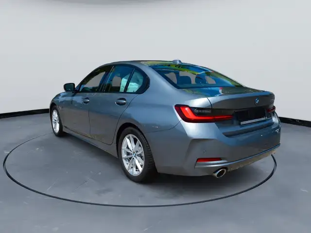 BMW 3 Series view 6