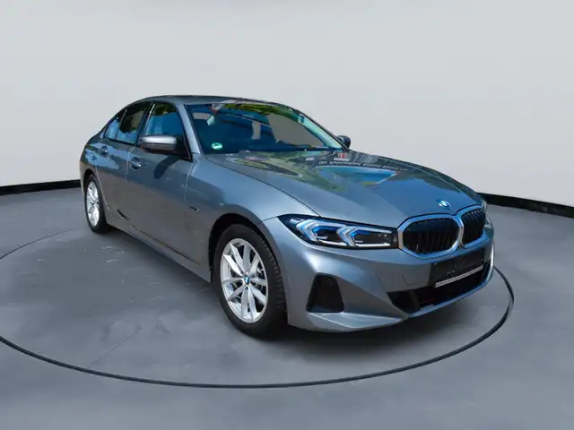 BMW 3 Series view 3