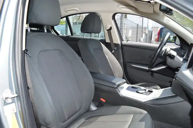 BMW 3 Series view 9