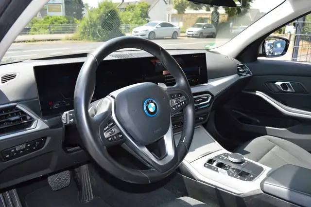 BMW 3 Series view 8