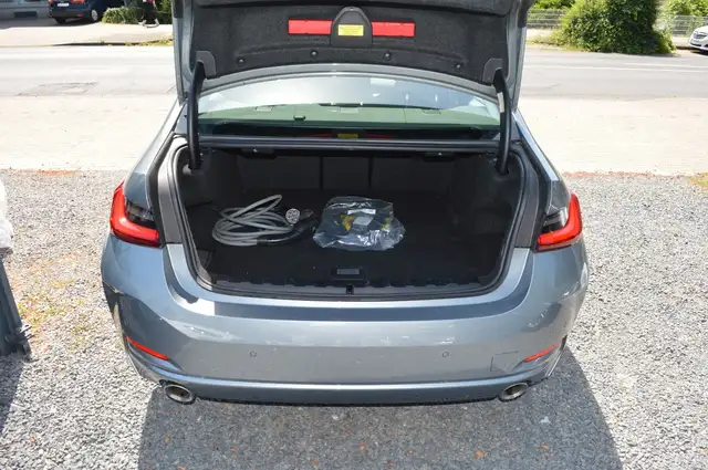 BMW 3 Series view 15