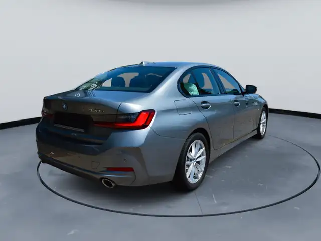 BMW 3 Series view 4