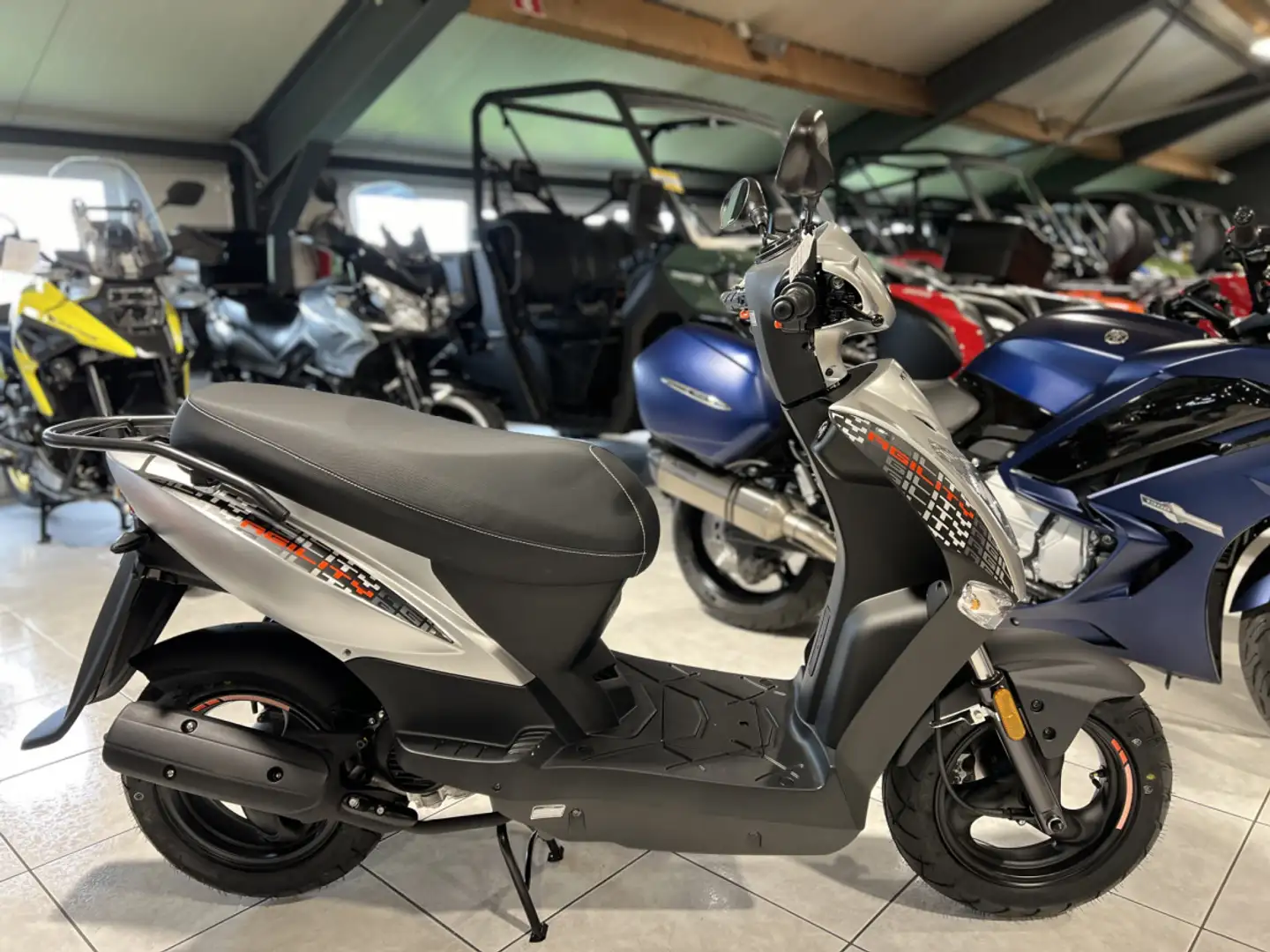Kymco Agility 50 CLASSE A  4T 25 km/h siva - 1