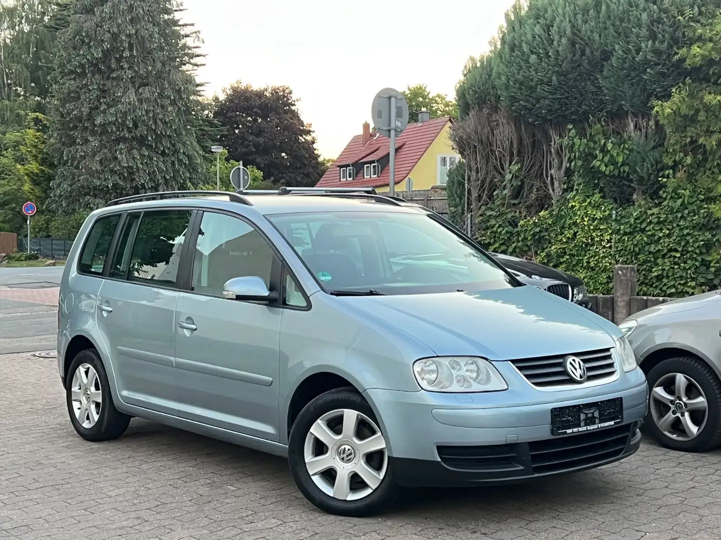 Volkswagen Touran 1.6 Automatik Klima SZH PDC Tempomat Blau - 1