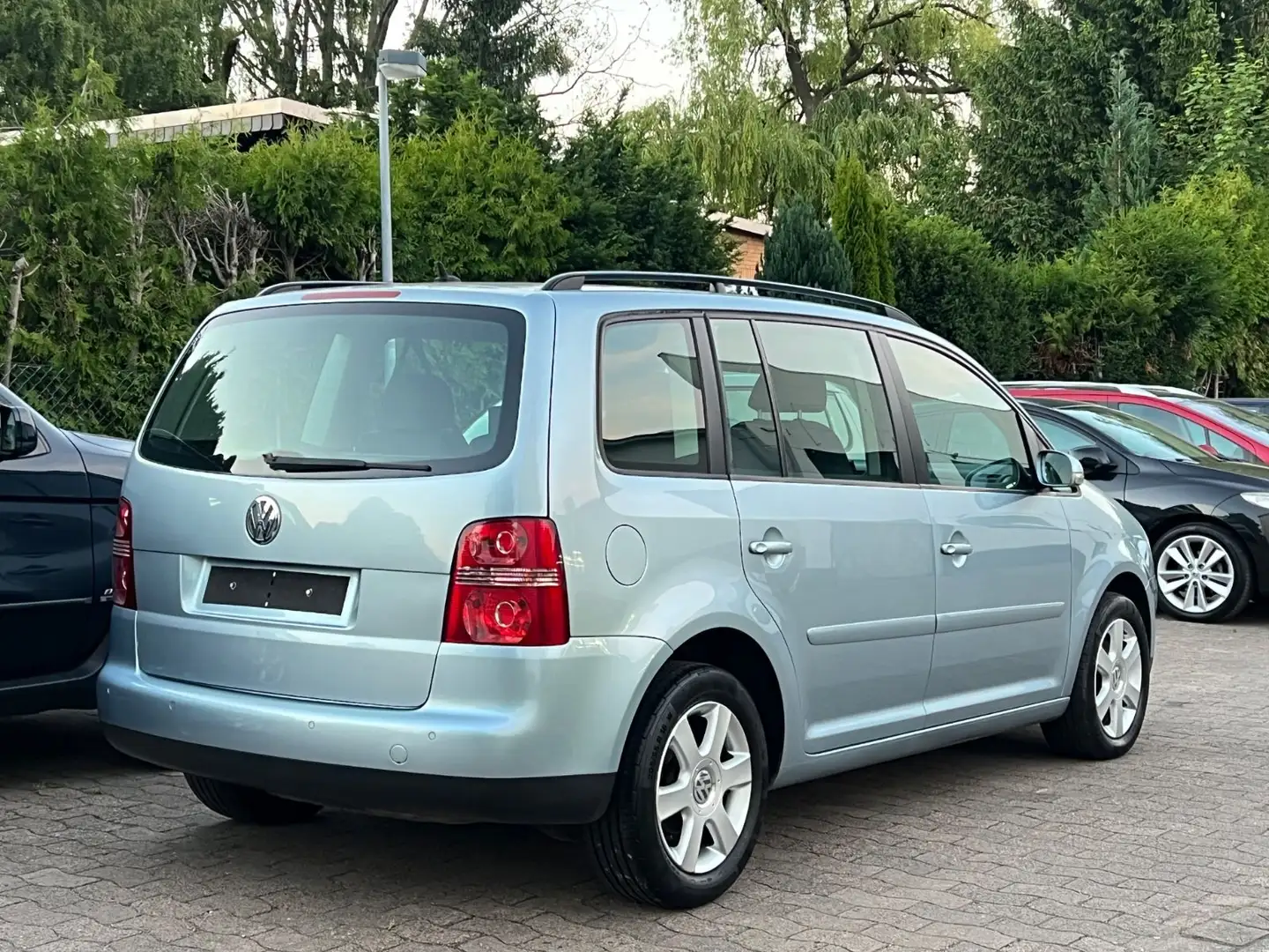Volkswagen Touran 1.6 Automatik Klima SZH PDC Tempomat Blau - 2