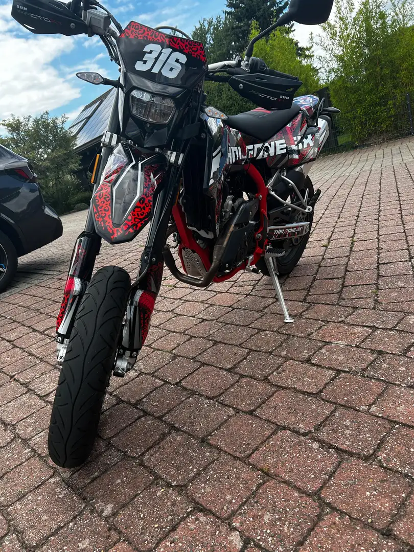 SWM SM 125 R Supermoto Noir - 2
