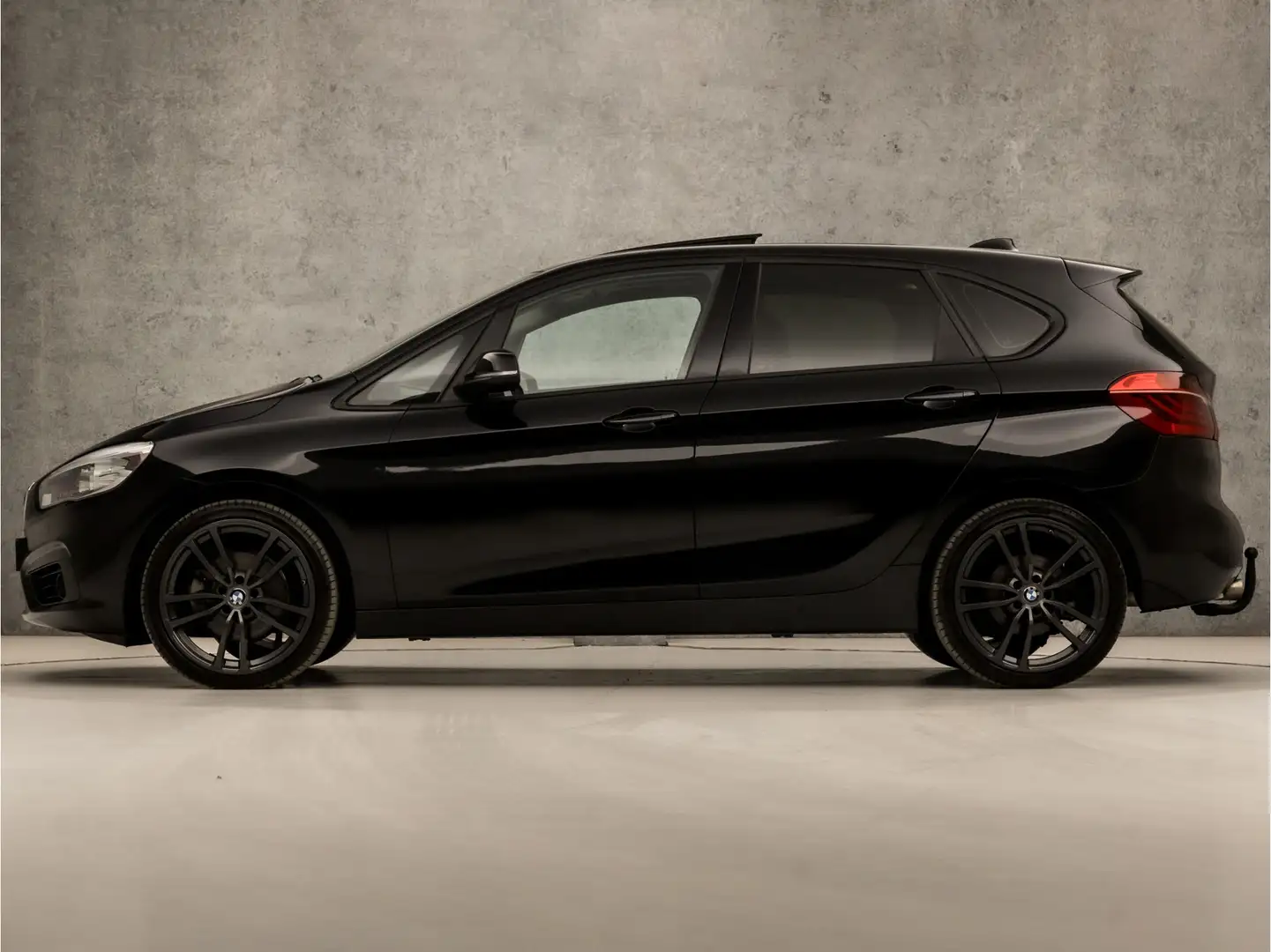 BMW 218 2-serie Active Tourer 218i Black Edition Sport Aut Zwart - 2