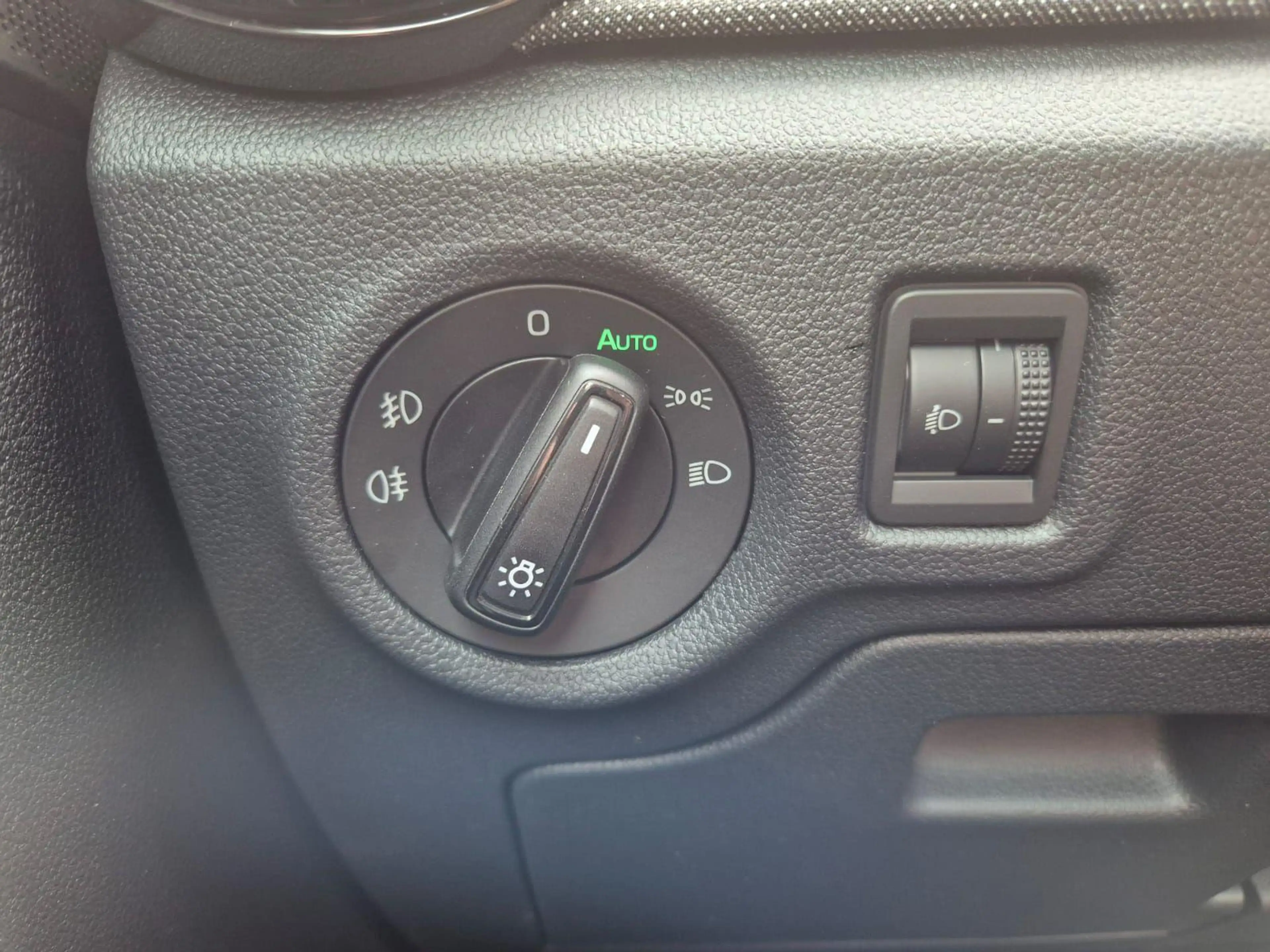 Skoda Fabia 1.0 TSI 95PS Selection 5-türig Rückf.Kamera Par... — photo 14