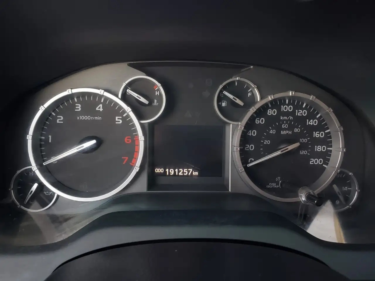 Toyota Tundra снимка Toyota Tundra