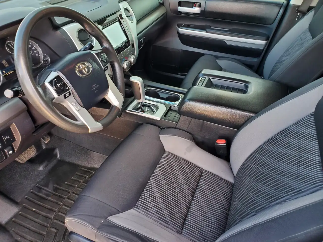 Toyota Tundra снимка Toyota Tundra