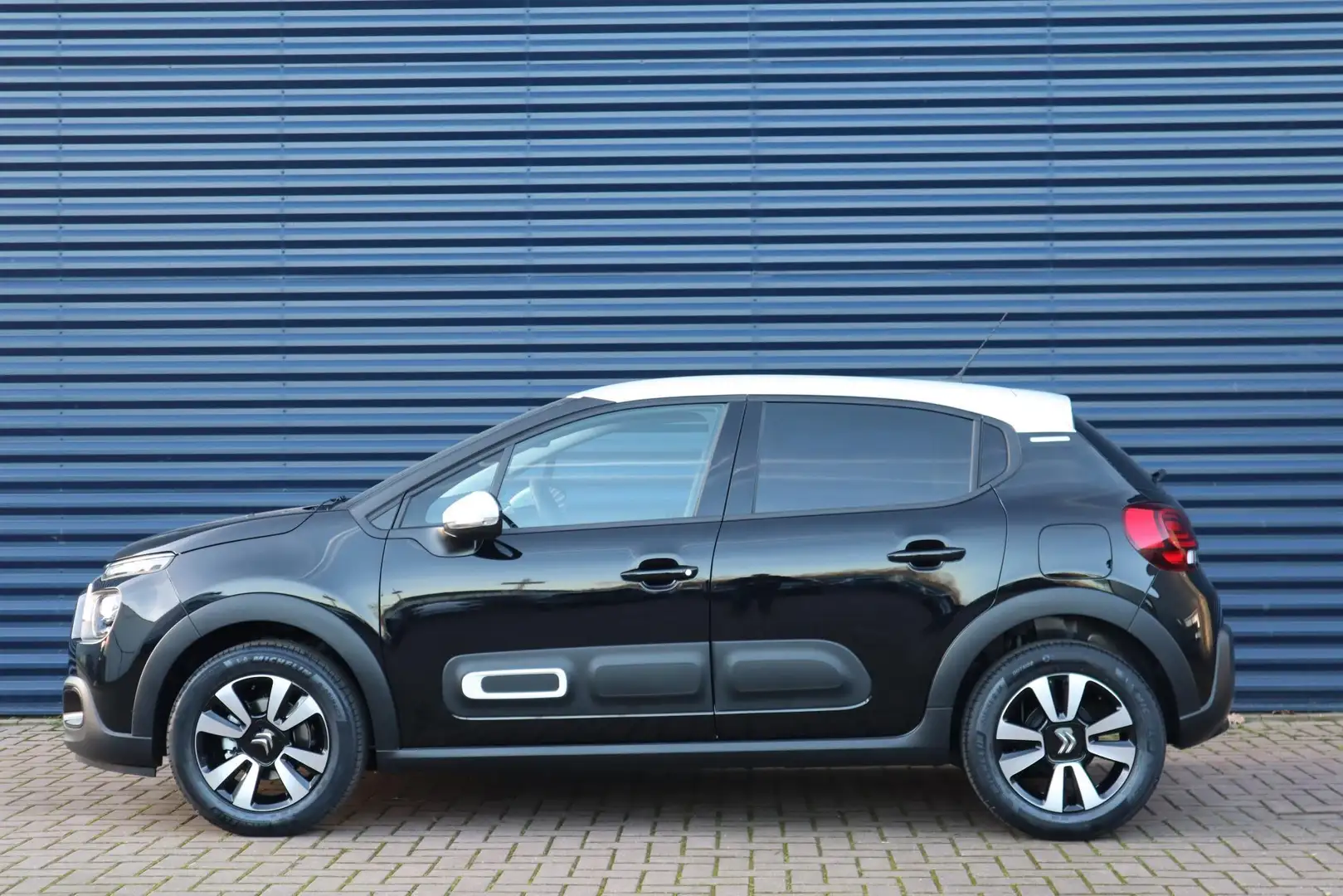 Citroen C3 1.2 PureTech 82pk Feel Edition | Navigatie | Apple Zwart - 2
