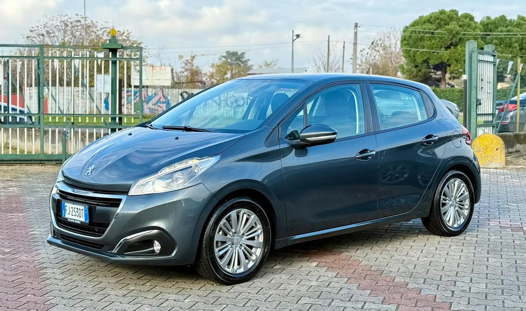 Peugeot 208 1.2 puretech Access 82cv Gris - 1