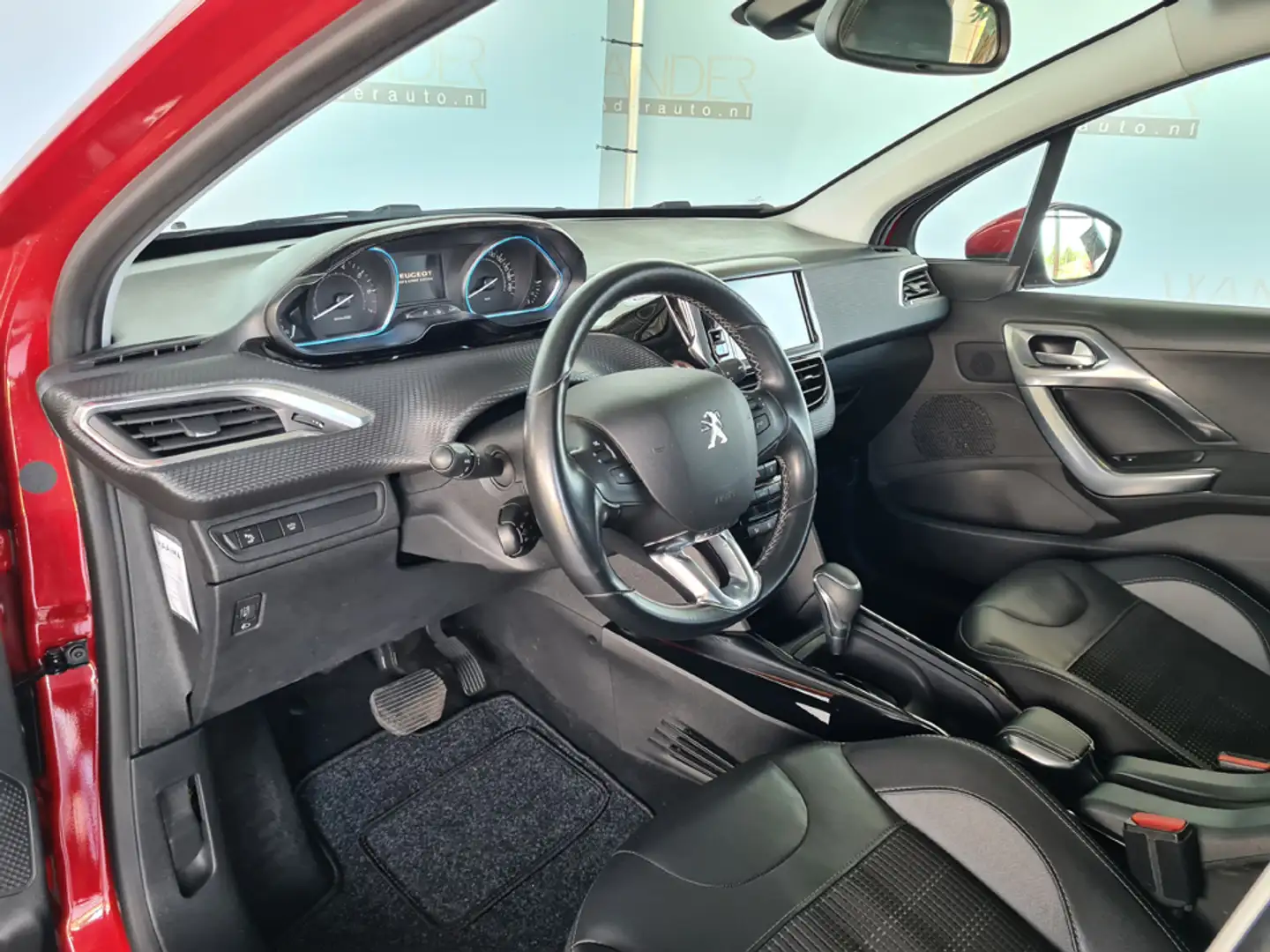 Peugeot 2008 1.2 PureTech Allure /Trekhaak/Leder/Camera/Nav/App Rouge - 2