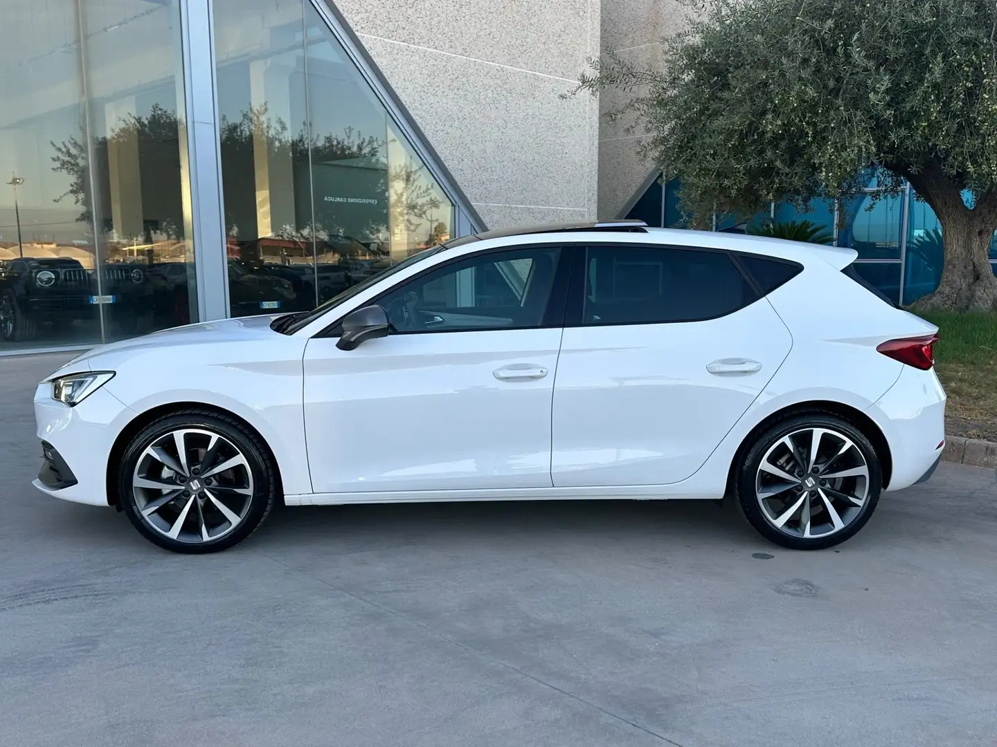 SEAT Leon 1.5 150cv dsg offerta T-Stock prezzo imperdibile Bianco - 2
