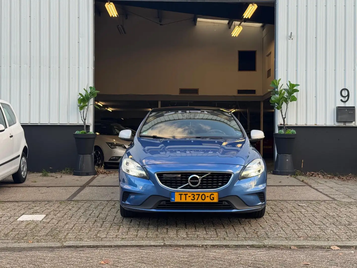 Volvo V40 1.5 T3 Polar+ Sport|R DESIGN|AUTOMAAT|ALCANTARA|DE Blauw - 2