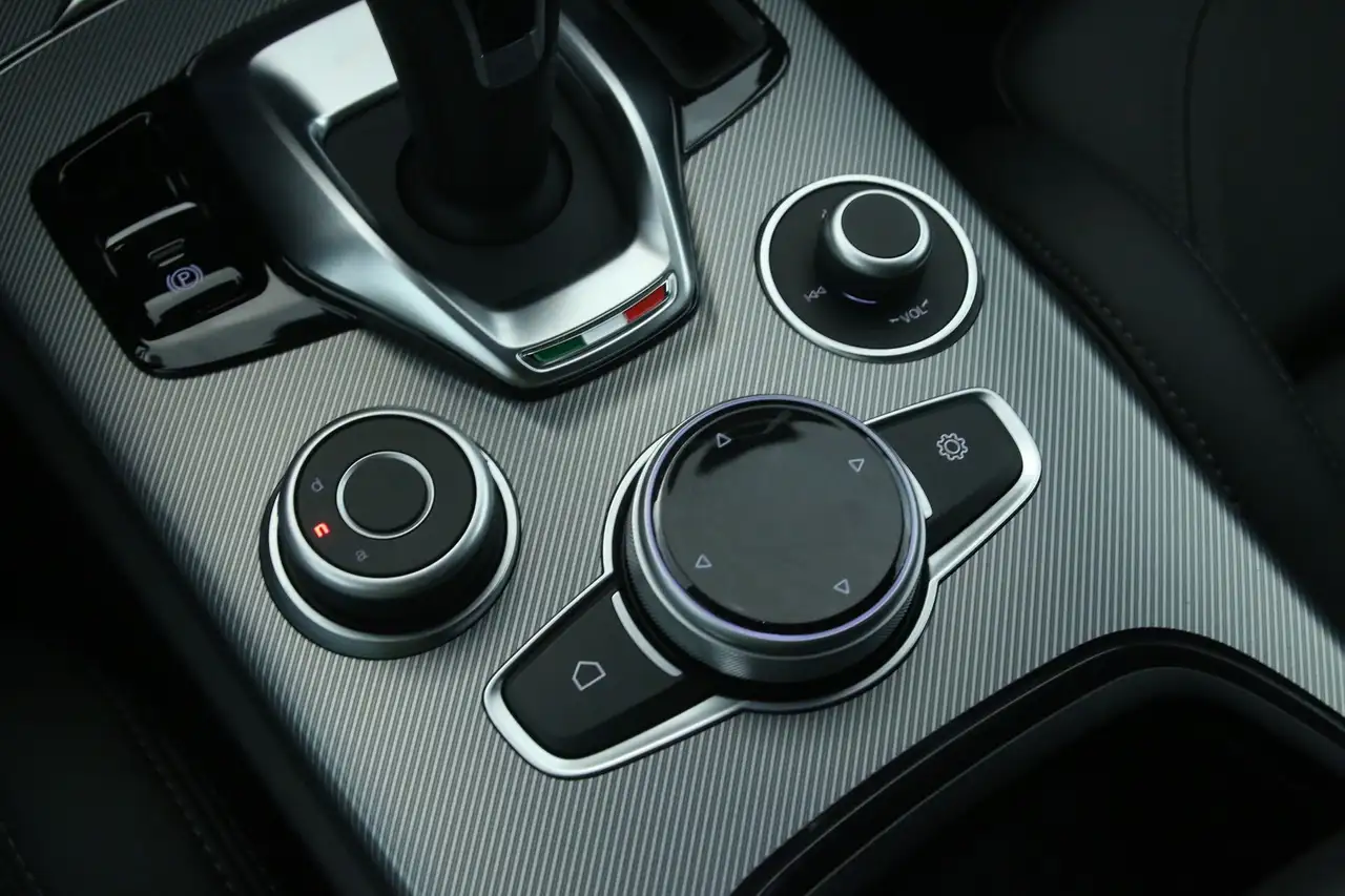 Alfa Romeo Stelvio 2024 — фото 20