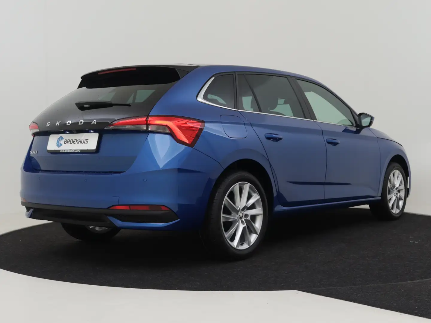 Skoda Scala 1.0 TSI 115 pk DSG 7 Business Edition | Panorama d Blauw - 2
