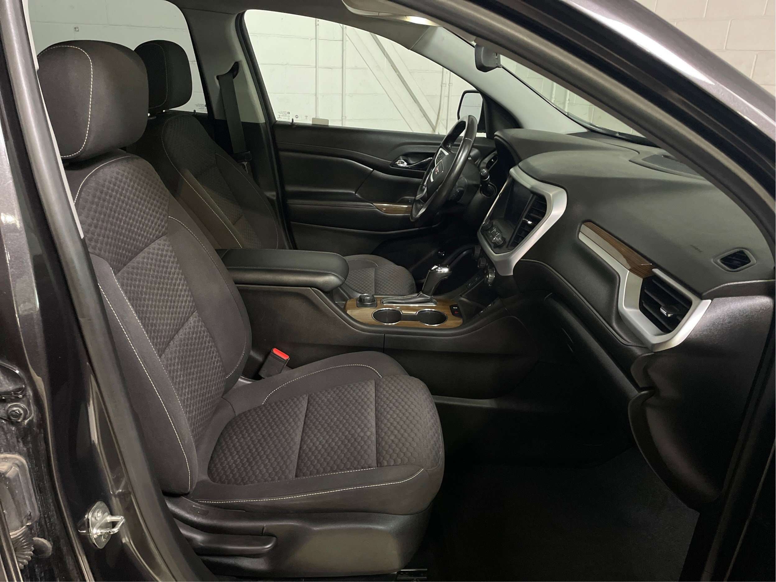 2019 GMC Acadia SLE-2	AWD Mags Sièges chauffants Caméra de recul A — снимка 1