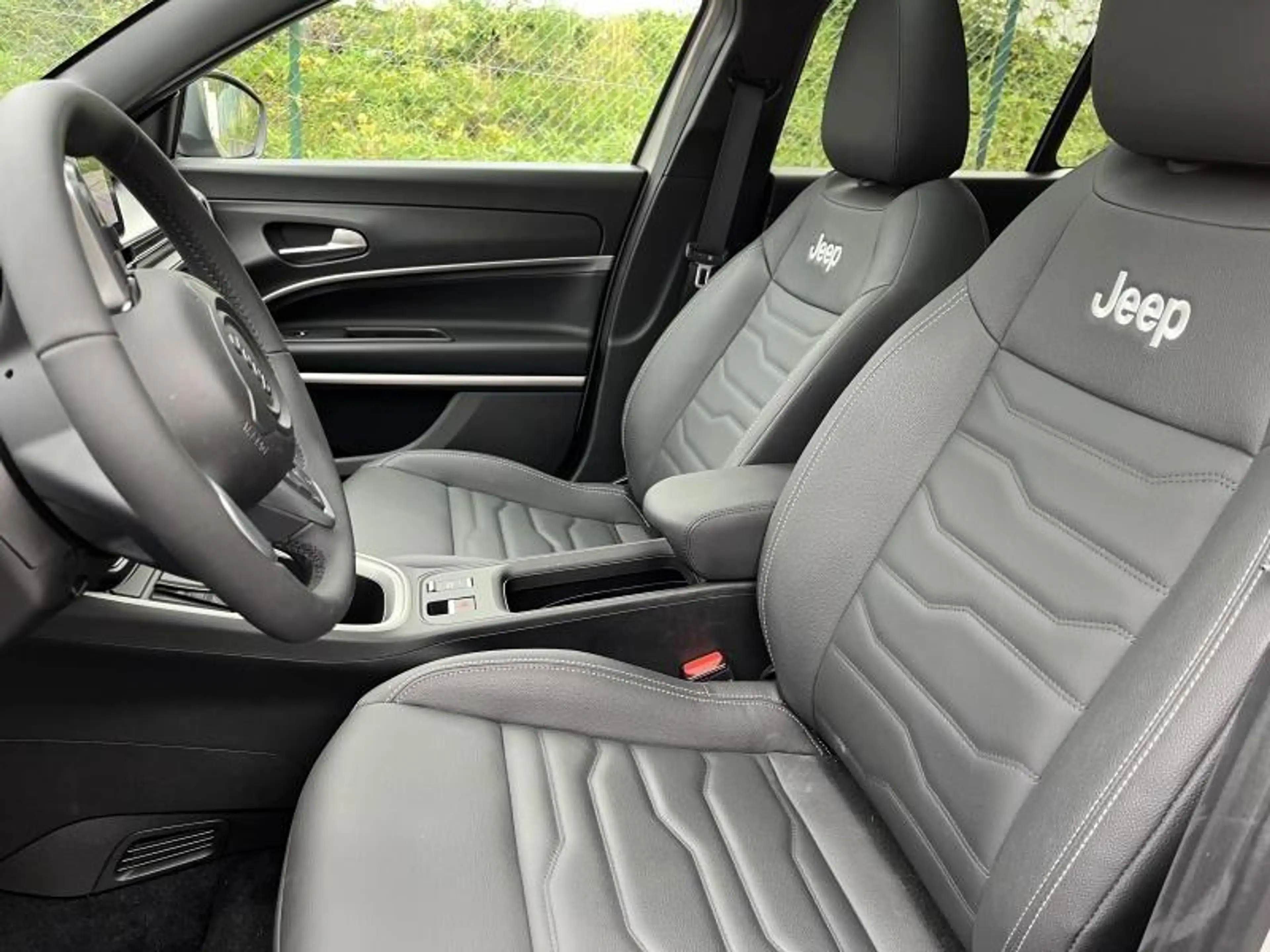 Jeep Avenger E-Hybrid Altitude — photo 14