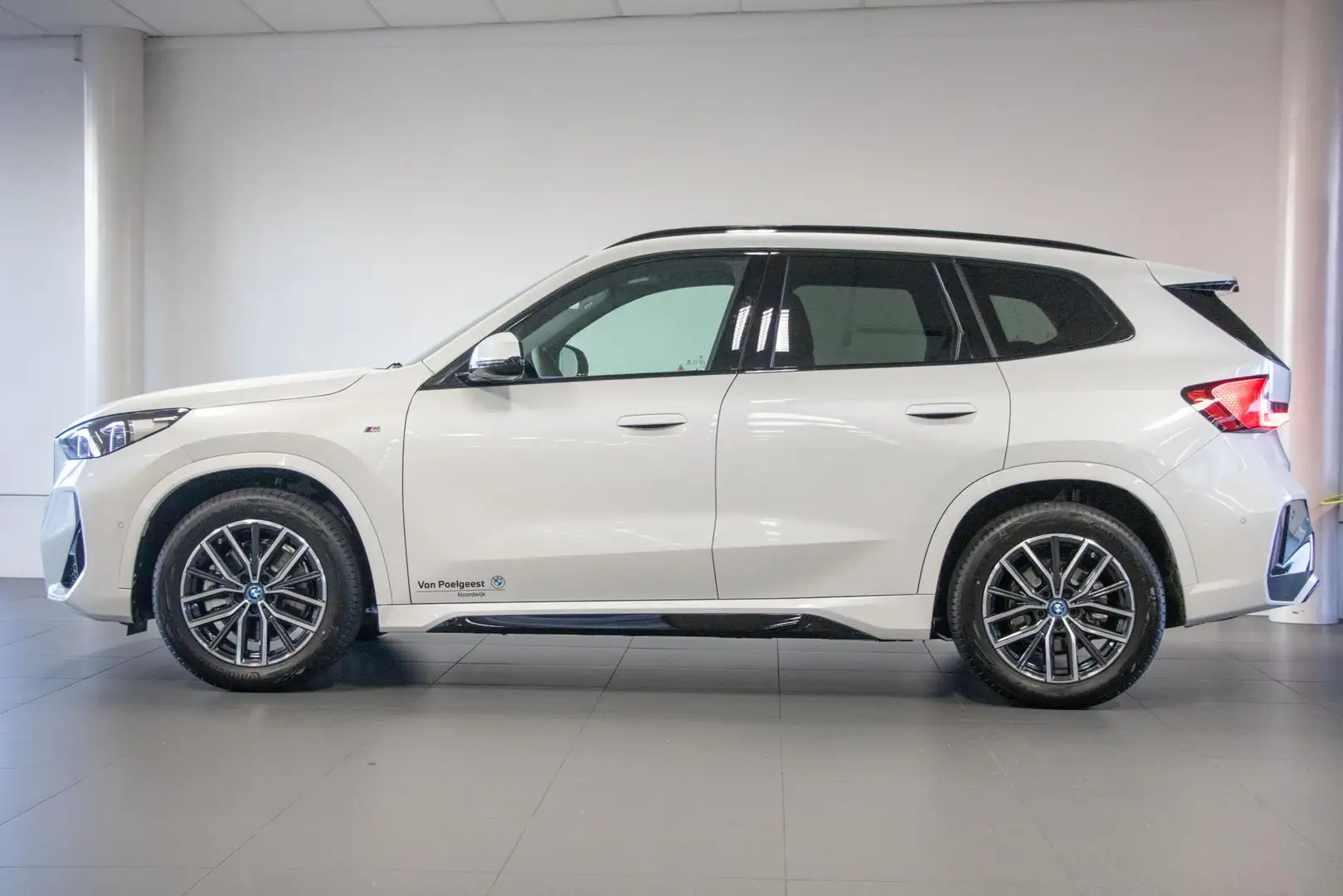 BMW iX1 xDrive30 Launch Edition 67 kWh | M Sport | Panoram Wit - 2
