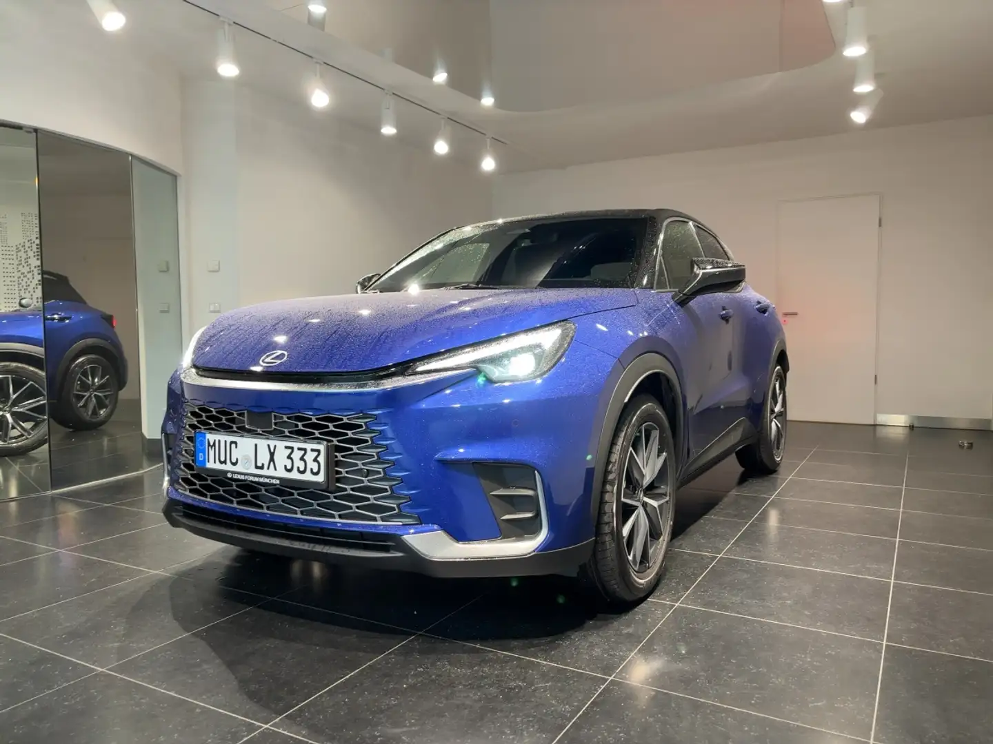 Lexus LBX 1.5 Hybrid Emotion Blauw - 1